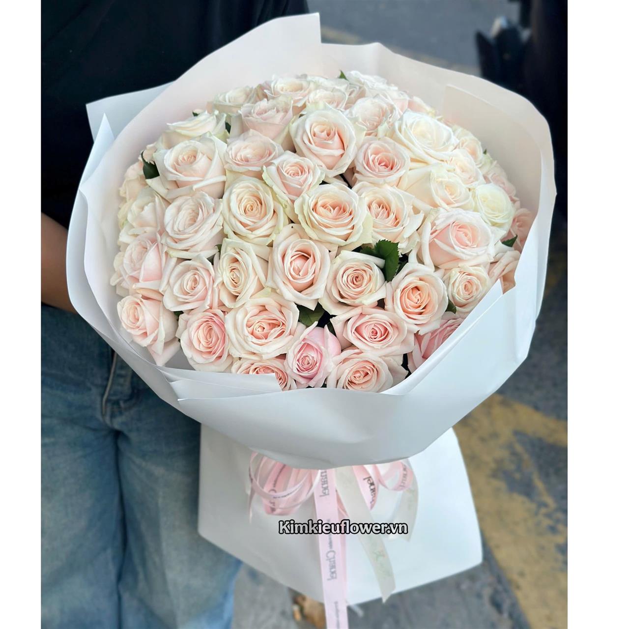 bó hoa hồng kem kiểu bó tròn không cầu kỳ